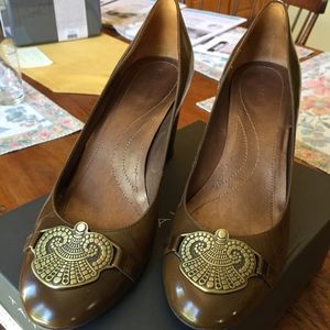Tahari pumps